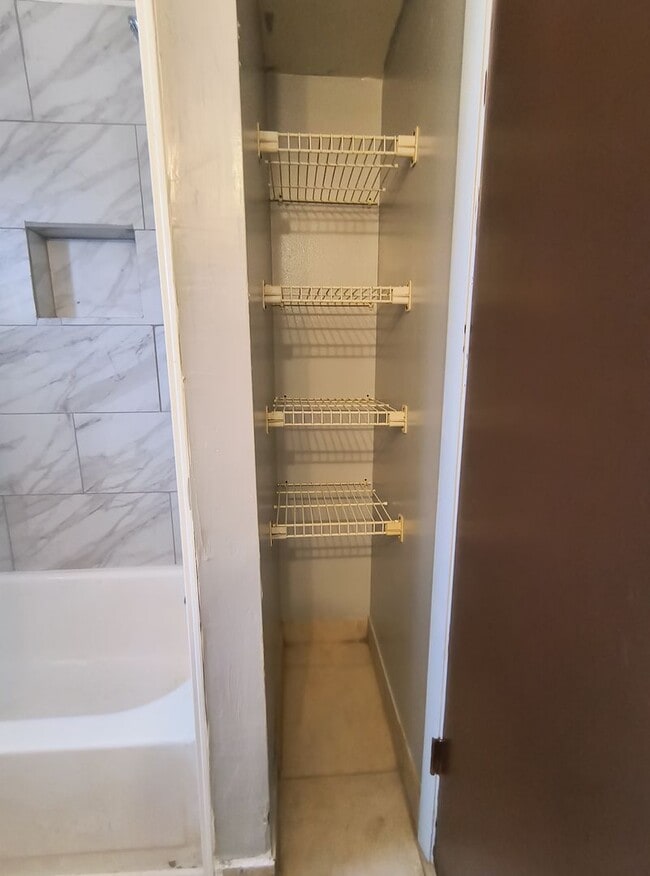 Building Photo - Spacious 3-Bedroom  2 Bathroom Apartment for Rent!