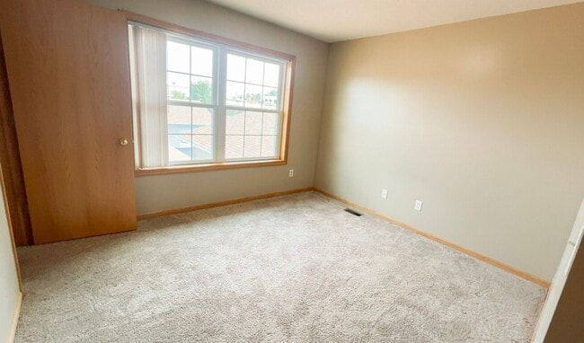 Building Photo - Spacious 2-story townhouse with extra gara...