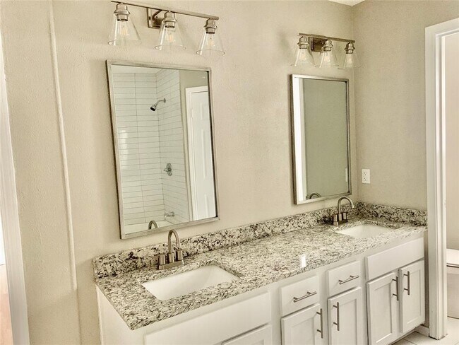 Building Photo - 1604 Middleway Rd