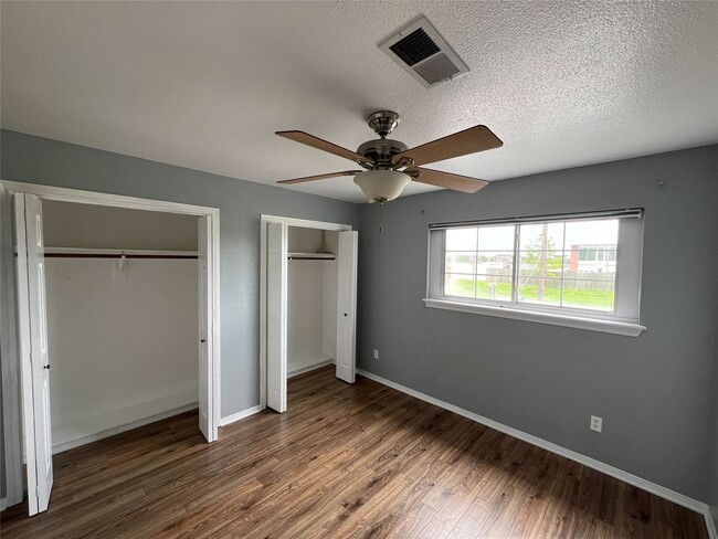 Building Photo - 8332 Oakhaven Rd