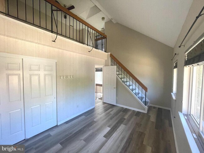 Building Photo - 214 Carriage Ct