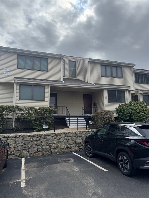 Building Photo - 909 Pleasant St