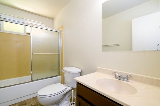 Building Photo - Benicia! Large two bedroom, one bath avail...