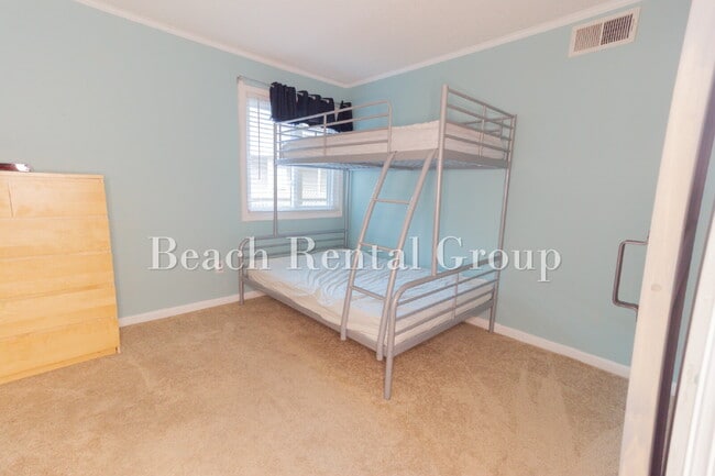 Building Photo - Furnished or Unfurnished Condo blocks from the beach
