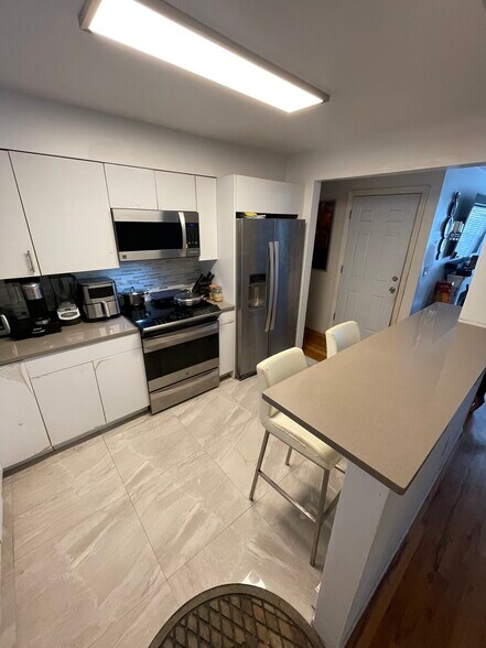 Building Photo - 287 Perry Ave
