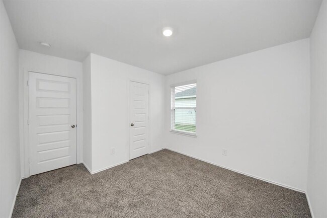 Building Photo - 1302 Redbud Ln