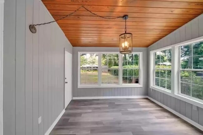 Building Photo - 360 Chicago Ave