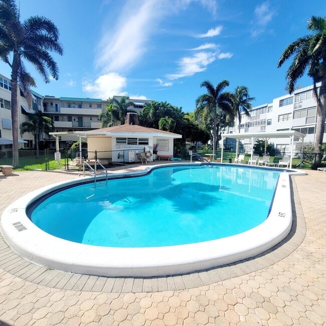 Building Photo - 1333 E Hallandale Beach Blvd