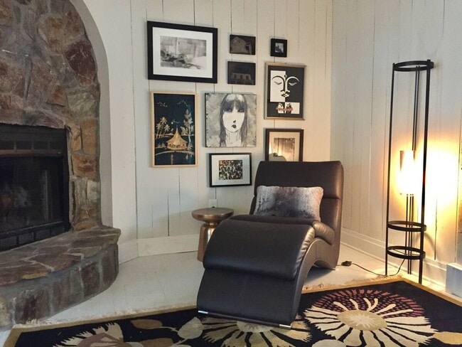 Building Photo - Looking for a lovely home that is fully furnished!