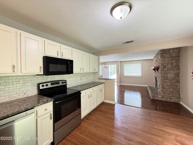 Building Photo - 8515 Maple St