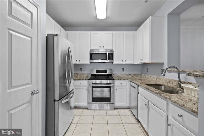 Building Photo - 4852 Eisenhower Ave