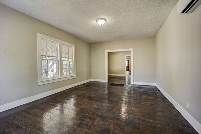 Building Photo - Freshly Updated 3 Bedroom Home