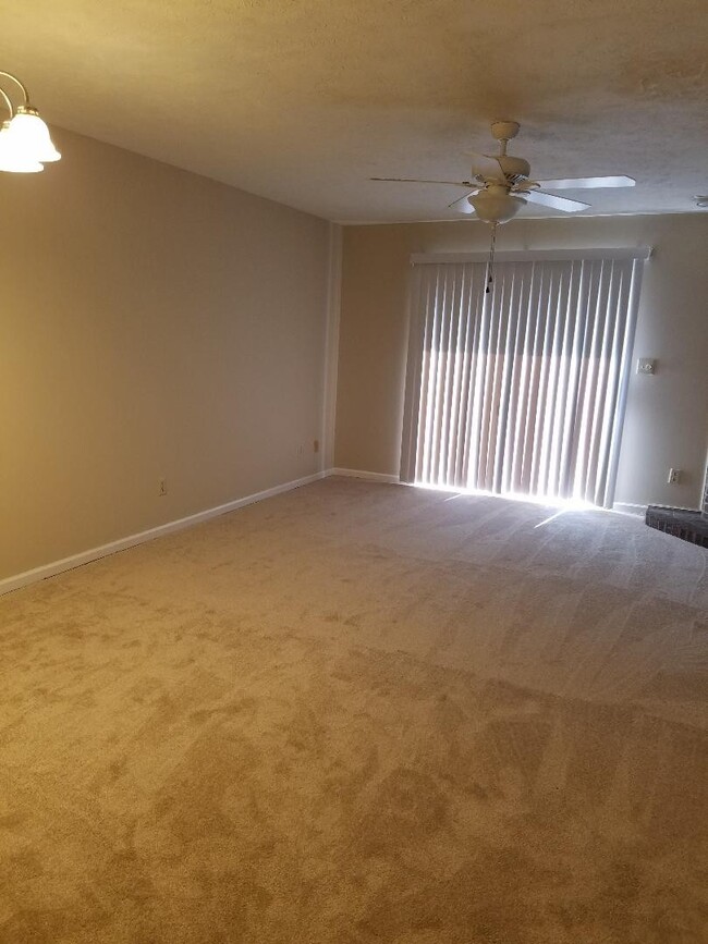 Building Photo - 2 Bedroom/1.5 Bath Townhouse for Rent! $13...