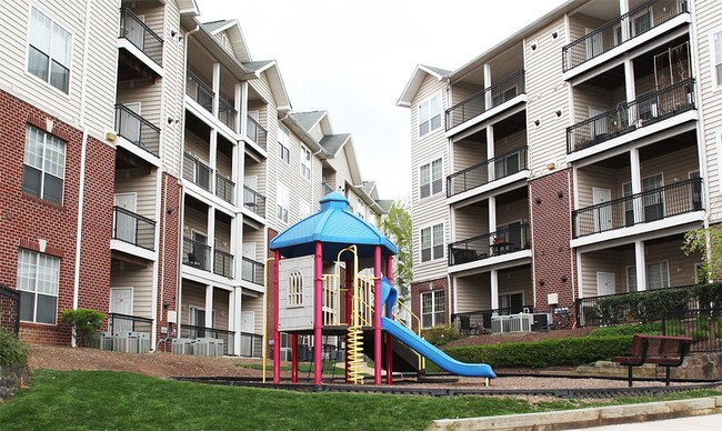 Building Photo - Updated 1br in control access building in Gates of Mclean.