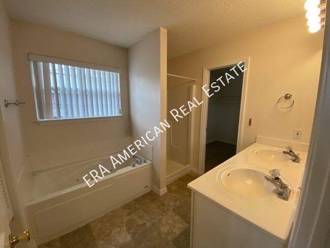 Building Photo - ***MOVE IN SPECIAL- First Full Month Rent ...