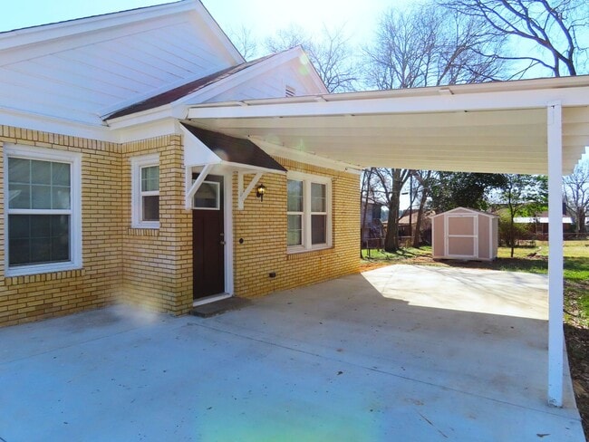 Building Photo - Newly Renovated 2 Bedroom, 1 Bathroom Cottage w/ Large Backyard! Storage Building