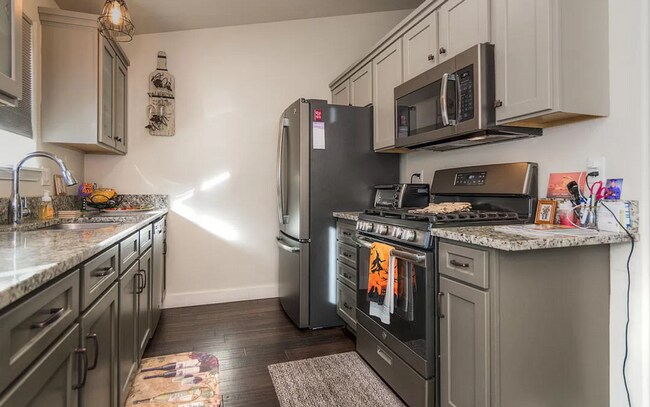 Building Photo - Fantastic 2 Bed/2 Bath with Fully Fenced B...