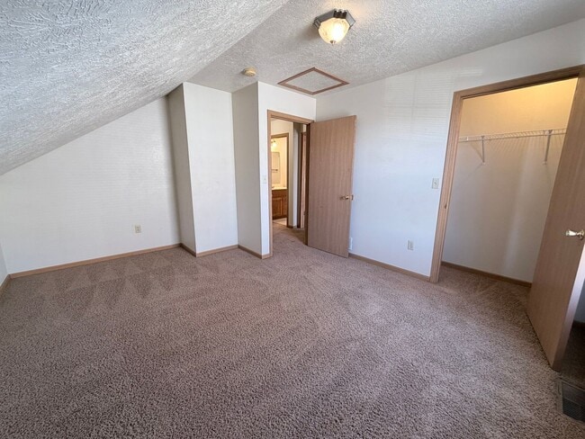 Building Photo - Spacious 3 Bedroom 2 Bath Townhome