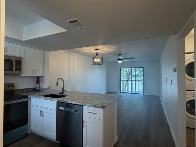 Building Photo - "Charming 2-Bed, 2-Bath Condo Retreat in Punta Gorda's Prime Location - 950 Sq Ft of Comfort!"