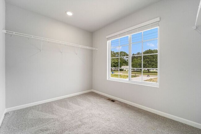 Building Photo - 4447 Pine Creek Dr