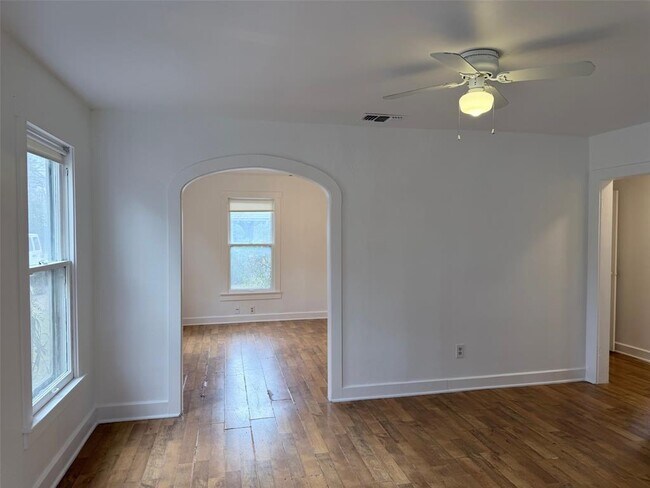 Building Photo - 1604 Main St