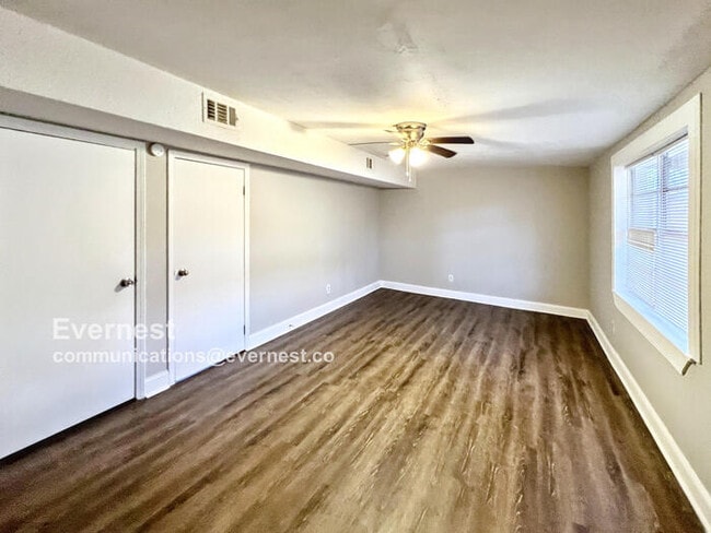 Building Photo - 2125 Merry Dr NE