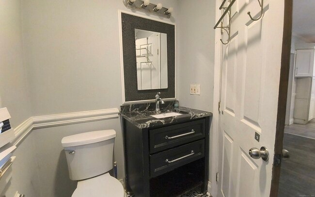 Building Photo - 204 Main St