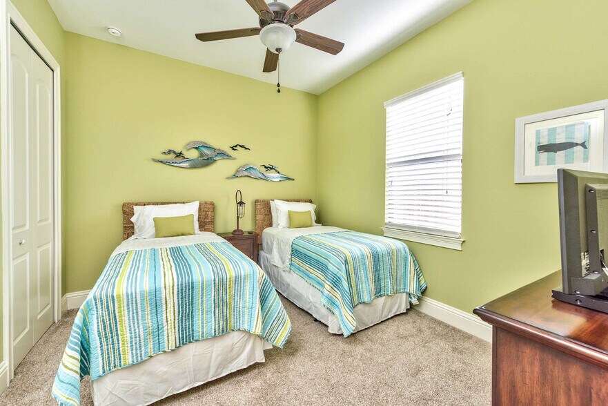 Building Photo - 715 102nd Ave N