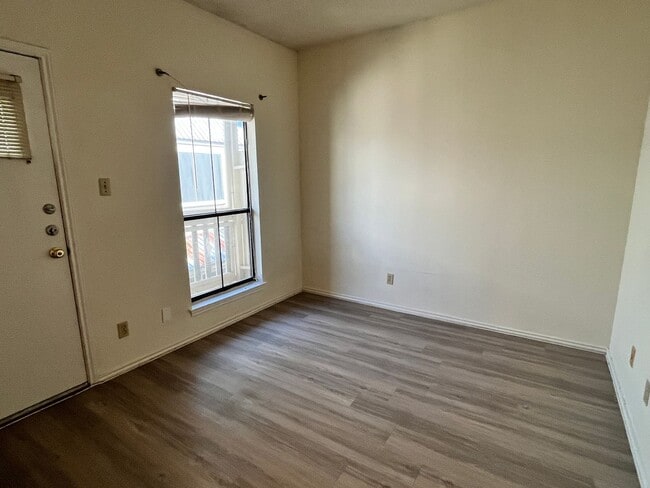 Building Photo - Cozy One Bedroom in Hyde Park
