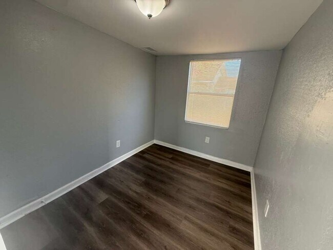 Building Photo - Cozy 3/1 House | Apply for FREE This Holiday Season!