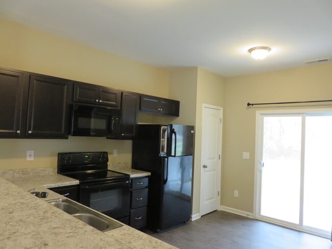 Building Photo - 2 Bedroom, 2.5 Bath Townhome In Applewood