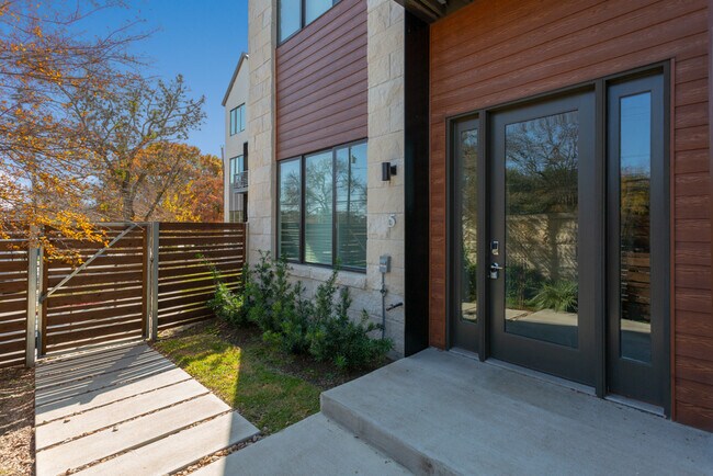 Building Photo - 3100 Menchaca Rd
