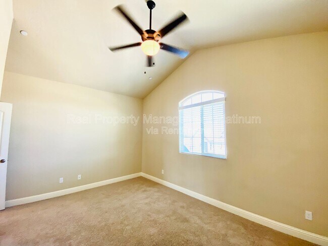 Building Photo - 6162 E Farrin Ave