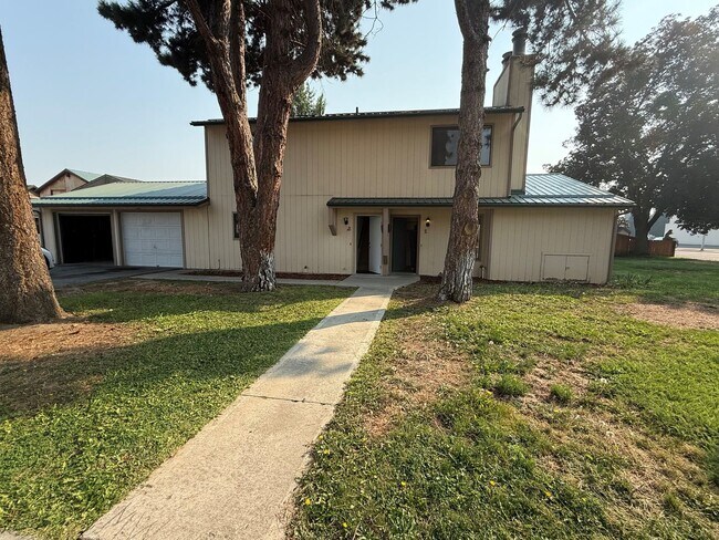 Primary Photo - 925 Gellatly Ave