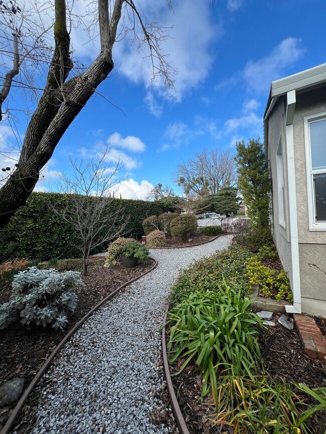 Building Photo - Welcome to this charming 2-bedroom, 2-bathroom home!