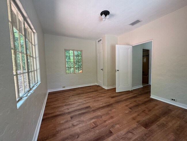 Building Photo - 3 Bed 2 Bath Home in Golfview