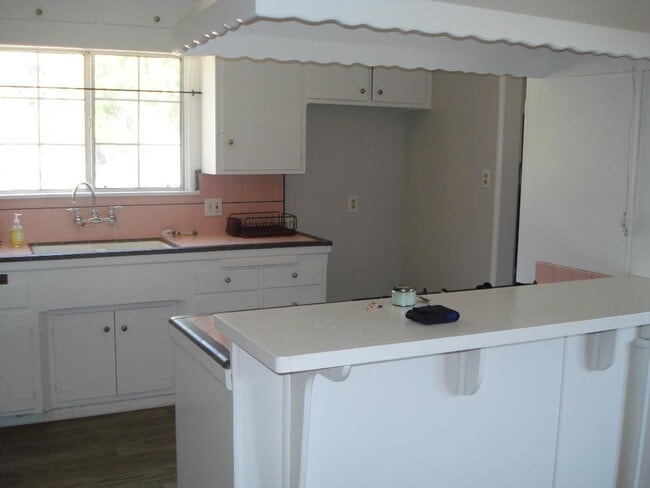 Building Photo - TORRANCE 3 BEDROOM 2 BATHROOM HOUSE FOR LEASE! AVAILABLE 4/1