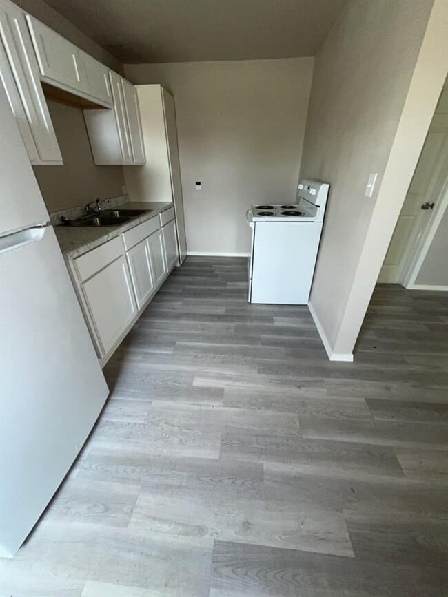 Building Photo - 1315 SW E Ave