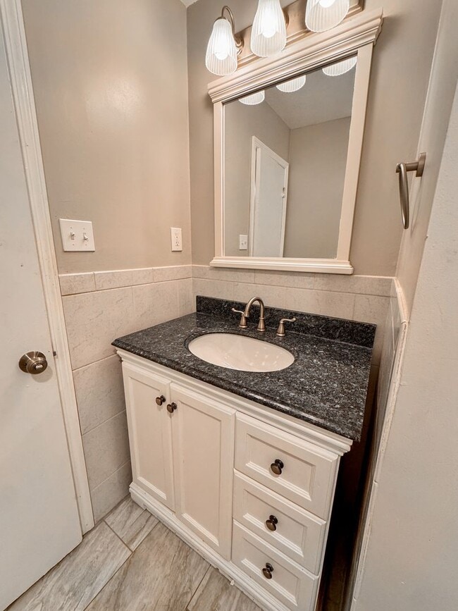 Building Photo - $1,695 - 3 Bed, 2 Bath House in Raytown, MO