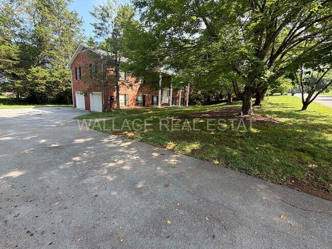 Building Photo - FARRAGUT LIVING OFFERING 4 BEDROOMS AND 3.5 BATHS WITH NICE SUN PORCH