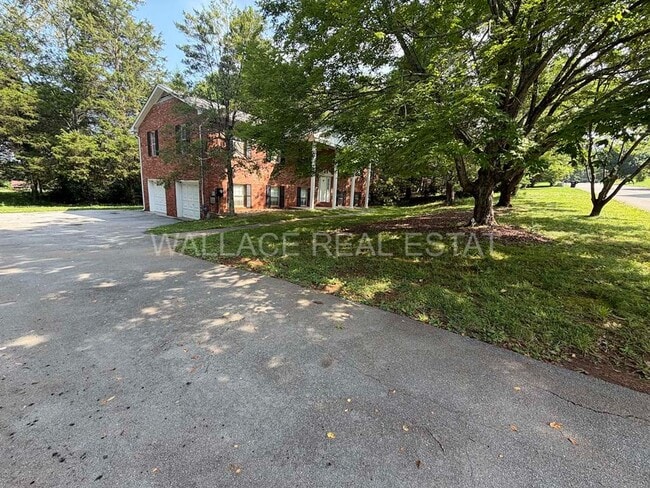 Building Photo - NEW RENTAL RATE...FARRAGUT LIVING OFFERING 4 BEDROOMS AND 3.5 BATHS WITH NICE SUN PORCH
