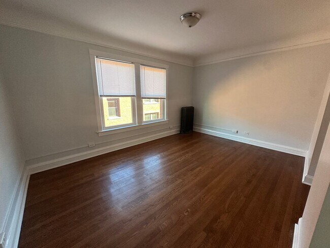 Building Photo - 1377 W Greenleaf Ave