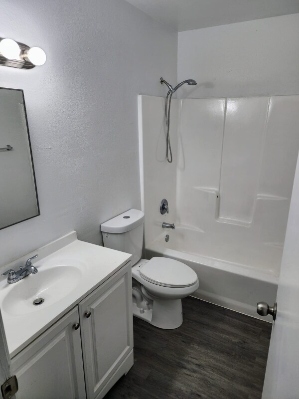 Building Photo - 590 W 18th Ave