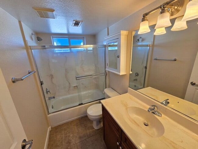 Building Photo - Charming & Bright 2BD/2BA Apartment in Mid...