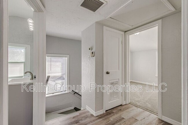 Building Photo - 875 19th Ave S