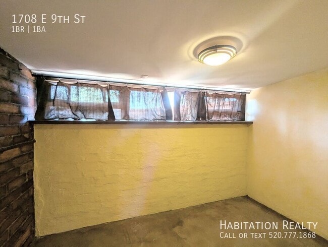 Building Photo - 1708 E 9th St