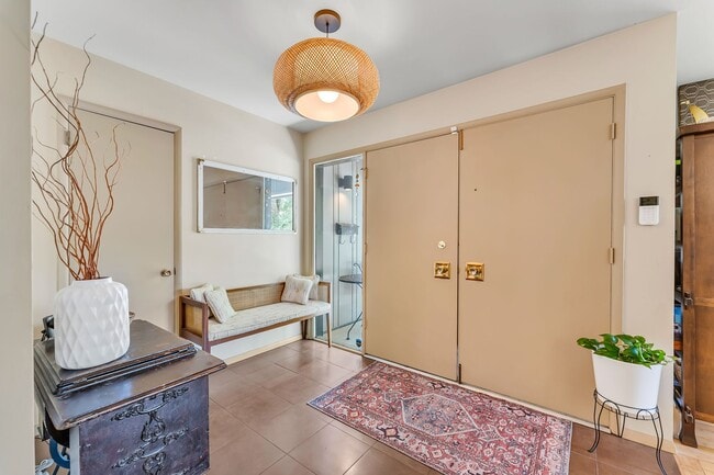 Building Photo - Renovated Mid Century Modern Home in the D...