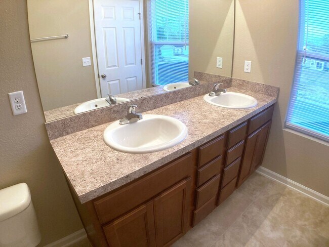 Building Photo - Roomy 3BR Home in NW Jacksonville – 2.5 Ba...