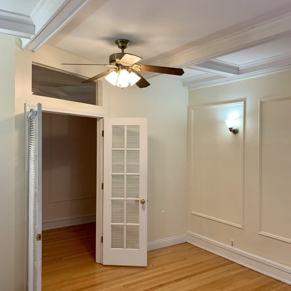 Building Photo - 5859 N Kenmore Ave