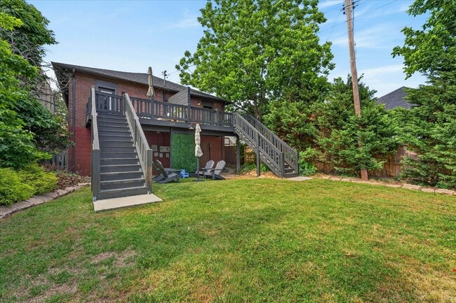 Building Photo - 3 Bedroom 2 Bath Duplex For Rent in Historic Downtown Clarksville!